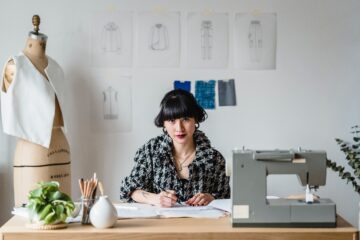 ondernemer vrouw achter naaimachine als afbeelding bij blog over buffer zzp
