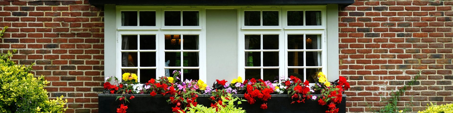 Afbeelding ramen van een woning als beeld bij een blog over woning en pensioenplanning